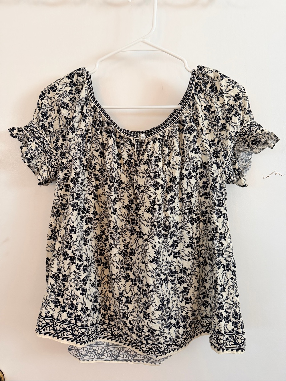 Max Studio Black and White Floral Scoop-Neck Ruffle Sleeve Blouse
